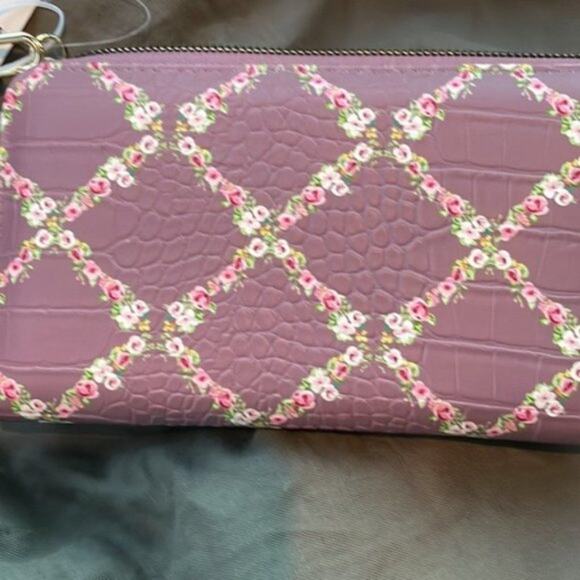 Betsey Johnson Floral wristlet mauve - Picture 7 of 7